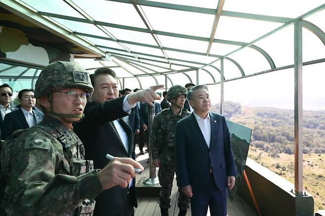 윤석열 대통령이 국군의 날인 1일 경기 연천군에 위치한 육군 제25사단 상승전망대를 찾아 최성진 사단장의 설명을 들으며 북녘을 바라보고 있다. (대통령실 제공) 2023.10.1/뉴스1 /사진=뉴스1화상