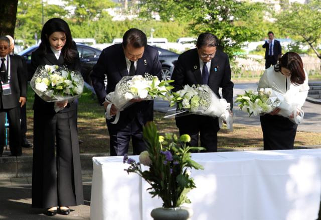 G7 정상회의 참관국 자격으로 일본을 방문 중인 윤석열 대통령과 부인 김건희 여사, 기시다 후미오 일본 총리와 부인 기시다 유코 여사가 5월 21일 히로시마 평화기념공원 내 한국인 원폭 피해자 위령비를 공동참배했다. 연합뉴스