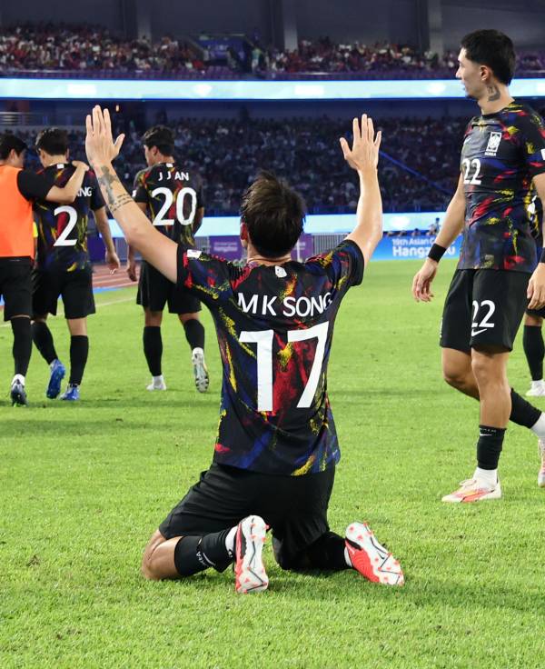 <yonhap photo-4269="">1일 중국 항저우 황룽 스포츠센터 스타디움에서 열린 2022 항저우 아시안게임 남자 축구 8강전 중국과의 경기. 송민규가 팀 두번째 골을 넣고 세리머니를 하고 있다. 사진=연합뉴스</yonhap>