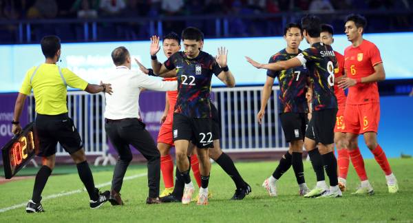 <yonhap photo-4456="">1일 중국 항저우 황룽 스포츠센터 스타디움에서 열린 2022 항저우 아시안게임 남자 축구 8강전 중국과의 경기. 한국 박규현과 중국 팡하오가 신경전을 벌이고 있다. 사진=연합뉴스</yonhap>