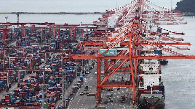 하역 중인 부산항 [사진 제공: 연합뉴스]