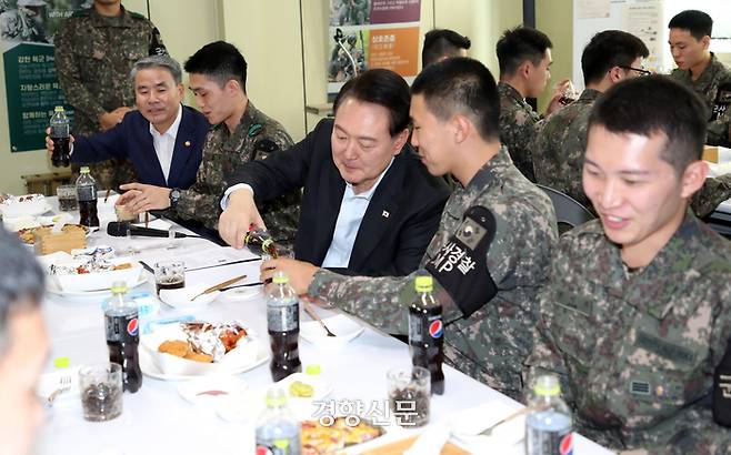 윤석열 대통령이 1일 경기도 연천군 육군 제25사단 병영 식당에서 한 장병에게 콜라를 따라주고 있다. 김창길기자