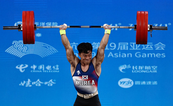 South Korea's Lee Sang-yeon comes behind China and North Korea to take bronze in the men's 67 kilograms weightlifting contest at the Asian Games on Sunday. [REUTERS/YONHAP]