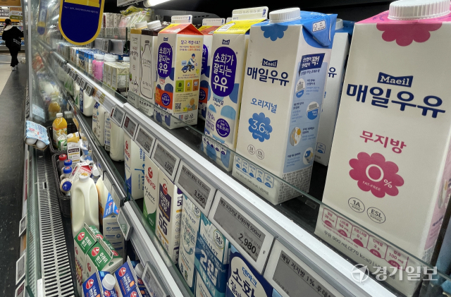 1일 오후 수원특례시 한 대형마트에 우유가 진열돼 있다. 조주현기자