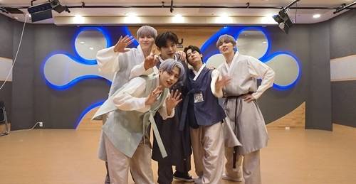 원어스(ONEUS)가 추석을 맞아 꽃도령으로 변신했다. 사진=알비더블유