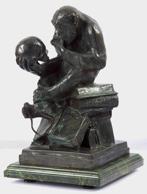 침팬지는 우리 생각보다 훨씬 뛰어난 지능을 가졌을 지 모른다. 작품은 20세기 초 독일 조각가 휴고 라인홀트의 작품 ‘해골과 원숭이’. <저작권자=Jfderry>