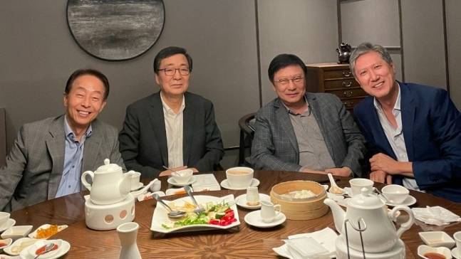 김현철(왼쪽부터) 김영삼대통령기념재단 이사장, 김홍업 김대중평화센터 이사장, 박지만 EG 회장, 노재헌 동아시아문화센터 이사장이 지난달 25일 서울에서 식사 모임을 가졌다. [사진 출처 = 김영삼대통령기념재단]