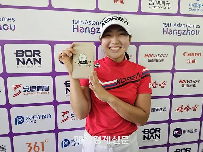 유현조가 1일 중국 항저우 서호 국제골프컨트리클럽에서 열린 항저우 아시안게임 골프 여자부 4라운드를 마친 뒤, 야디지북을 들어보이고 있다. 그는 자신의 야디지북에 프로야구 KIA 타이거즈의 마스코트를 붙일 만큼 야구 팬이다. 김지한 기자