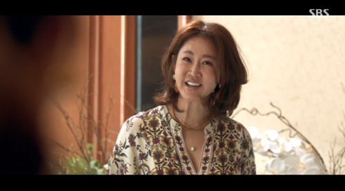 돌아온 호텔방에 최후의 생존자 7인 보란 듯이 죄악을 알리는 핏빛 경고장이 놓여 있었다.