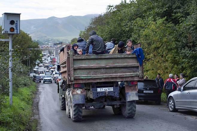 [고리스=AP/뉴시스] 26일(현지시각) 아제르바이잔 나고르노-카라바흐에서 대피한 아르메니아계 주민들이 트럭을 타고 아르메니아 고리스로 향하고 있다. 아르메니아 정부는 나고르노-카라바흐 내 아르메니아계 주민 6500여 명이 아르메니아로 탈출했다고 전했으며 러시아는 지역 내 러시아 평화유지군이 이들의 대피를 돕고 있다고 밝혔다. 2023.09.26.