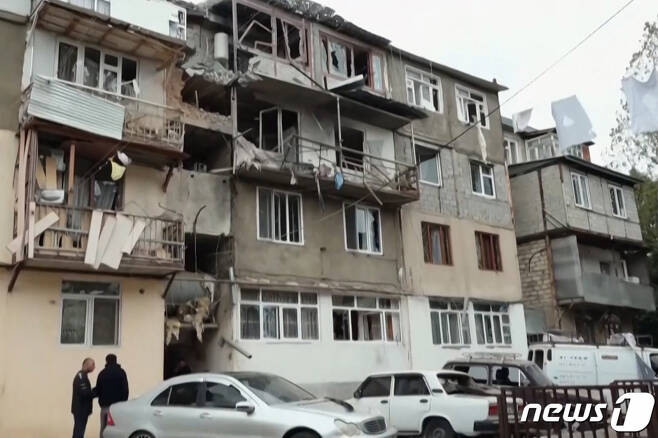 (스테파나케르트 AFP=뉴스1) 장성희 기자 = 20일(현지시간) 아제르바이젠 스테파나케르트의 한 아파트가 아르메니아의 공세로 인해 파손된 모습이다. 앞서 아르메니아와 아제르바이젠은 분쟁 지역인 나고르노-카라바흐를 두고 충돌했으나 러시아 평화유지군의 중재로 휴전에 합의했다. 2023.09.20/  ⓒ AFP=뉴스1  Copyright (C) 뉴스1. All rights reserved. 무단 전재 및 재배포,  AI학습 이용 금지.