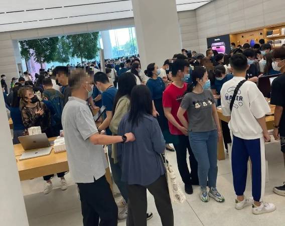 아이폰 출시일 사람들로 붐비는 상하이의 한 아이폰 매장. / 사진 = 독자제공