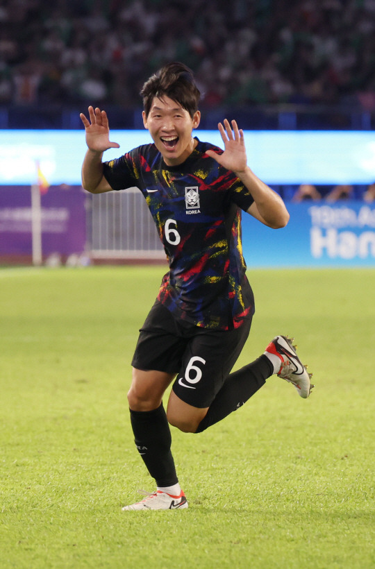 홍현석이 1일 중국 항저우의 황룽 스포츠센터 스타디움에서 열린 2022 항저우아시안게임 축구 남자 8강전에서 전반 19분 골을 넣은 후 세리머니를 펼치고 있다. 뉴시스