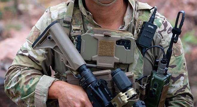 S23 택티컬 에디션(TE)이 군복에 장착돼있다. (사진=삼성전자 제공)  *재판매 및 DB 금지