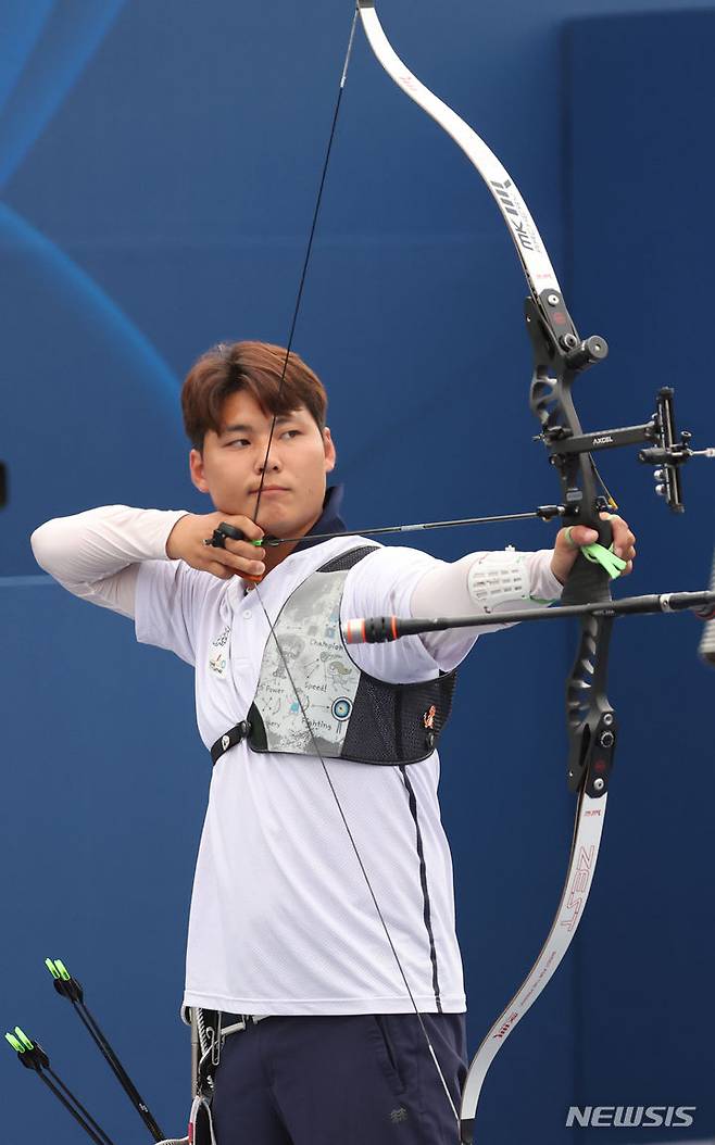 [서울=뉴시스] 조수정 기자 = 3일 서울 용산구 전쟁기념관에서 열린 현대자동차 정몽구배 한국양궁대회 2023 리커브 경기, 남자부 결승 이우석이 과녁을 향해 활을 쏘고 있다. 이우석은 이날 리커브 남자부 우승을 차지했다. 2023.09.03. chocrystal@newsis.com