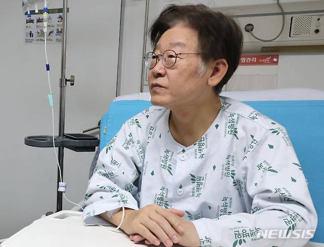 [서울=뉴시스] 조성봉 기자 = 이재명 더불어민주당 대표가 지난달 28일 오전 서울 중랑구 녹색병원에서 조정식 사무총장과 이해식 사무부총장에게 강서구청장 보궐선거 관련해 발언을 하고 있다.  (공동취재사진) 2023.09.28. photo@newsis.com