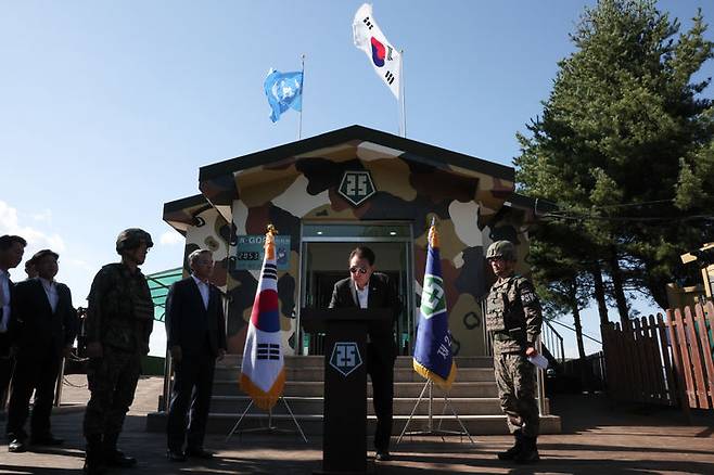 [연천=뉴시스] 윤석열 대통령이 1일 경기도 연천군 육군 제25사단 상승전망대를 찾아 방명록을 작성하고 있다. (사진=대통령실 제공) 2023.10.01. photo@newsis.com *재판매 및 DB 금지