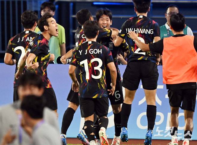 축구 대표팀 홍현석이 1일 오후 중국 항저우 황룽 스포츠센터 스타디움에서 열린 '2022 항저우 아시안게임' 축구 8강전 중국과의 경기에서 프리킥으로 선제골을 성공시킨 뒤 환호하고 있다. 황진환 기자