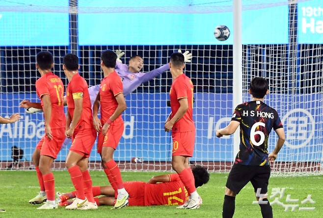 축구 대표팀 홍현석이 1일 오후 중국 항저우 황룽 스포츠센터 스타디움에서 열린 '2022 항저우 아시안게임' 축구 8강전 중국과의 경기에서 프리킥으로 선제골을 성공시키고 있다. 황진환 기자