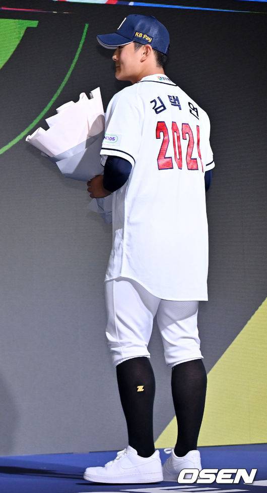 [OSEN=민경훈 기자]1라운드 2순위로 지명된 인천고 김택연이 포토타임을 갖고 있다. 2023.09.14 /rumi@osen.co.kr