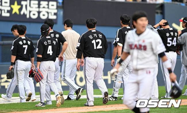 [OSEN=잠실, 이대선 기자] 두산 베어스는 29일 서울 잠실구장에서 열린 2023 신한은행 SOL KBO리그 LG 트윈스와의 시즌 12차전에서 4-3 끝내기 승리를 거뒀다.&nbsp;4위 두산은 추석 3연전 기선제압과 함께 최근 2연패, LG전 5연패에서 탈출하며 시즌 68승 2무 60패를 기록했다. 반면 2연패에 빠진 1위 LG는 80승 2무 50패가 됐다. 29년 만에 정규시즌 1위 매직넘버는 6에서 머물렀다.경기 종료 후 LG 선수들이 아쉬운 표정을 짓고 있다. 2023.09.29 /sunday@osen.co.kr