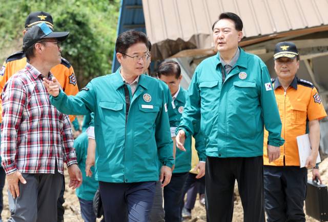 ▲ 윤석열 대통령이 집중호우로 9명의 사망자와 8명의 실종자가 발생한 경북 예천을 방문해 이철우 경북도지사(왼쪽)와 피해 현장을 점검하고 있다.ⓒ프레시안