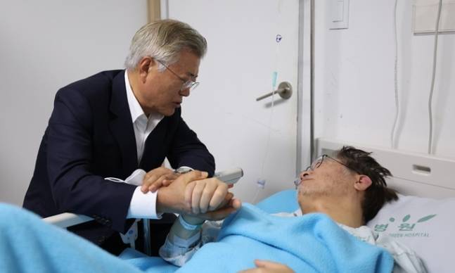 문재인 전 대통령이 지난 19일 서울 중랑구 녹색병원을 방문해 더불어민주당 이재명 대표를 병문안하고 있다. 뉴스1