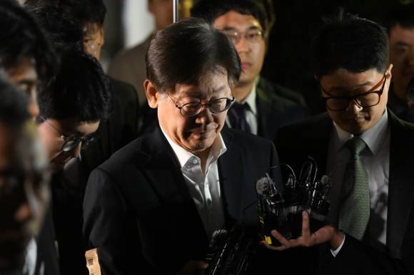 이재명 더불어민주당 대표가 26일 오후 서울중앙지법에서 열린 구속 전 피의자 심문(영장심사)을 마친 뒤 법원을 나서고 있다. 2023.9.26 홍윤기 기자