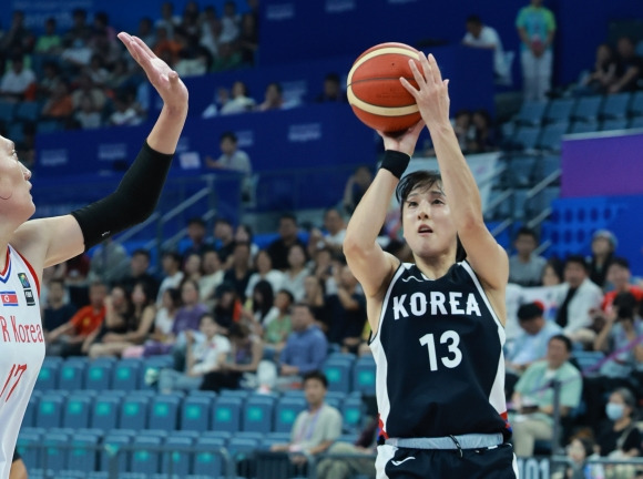 김단비 맹활약 - 한국 여자 농구 대표팀이 김단비의 맹활약에 힘입어 대만을 꺾고 2022 항저우아시안게임 8강 진출에 성공했다. 사진은 김단비가 북한과의 2차전에서 미들슛을 하는 모습. 2023.9.29 항저우 연합뉴스