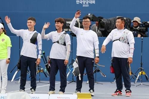 인사하는 양궁 리커브 남자 대표팀 - 지난달 3일 서울 용산구 전쟁기념관 평화의광장 특설무대에서 열린 현대자동차 정몽구배 한국양궁대회 2023 시상식을 앞두고 열린 이벤트 경기에 나선 양궁 리커브 남자 국가대표팀 선수들이 관객을 향해 인사하고 있다. 왼쪽부터 김제덕, 이우석, 김우진, 오진혁. 2023.9.3 연합뉴스