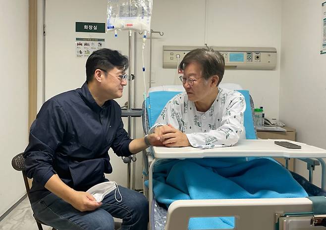 이재명 더불어민주당 대표가 9월28일 서울 중랑구 녹색병원을 찾은 홍익표 원내대표와 면담하고 있다. ⓒ 연합뉴스