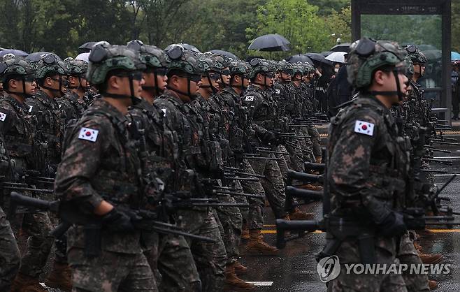 시가행진하는 장병들 (서울=연합뉴스) 김성민 기자 = 건군 75주년 국군의 날 기념행사가 열린 26일 오후 서울 종로구 광화문광장에서 군 장병들이 시가 행진을 하고 있다. 023.9.26 ksm7976@yna.co.kr