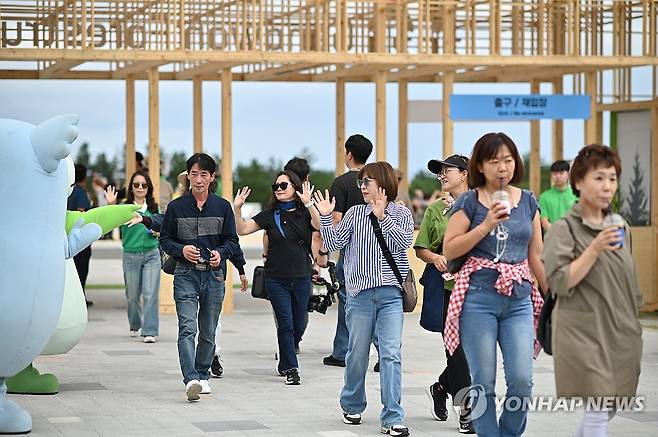 2023강원세계산림엑스포 행사장 찾은 관람객 [2023강원세계산림엑스포 조직위원회 제공.재판매 및 DB 금지]