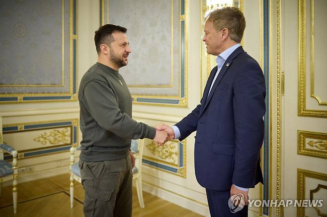 우크라이나 대통령과 영국 국방장관  지난 38일(현지시간) 우크라이나 키이우에서 회담하는 볼로디미르 젤렌스키 우크라이나 대통령과 그랜트 영국 국방부 장관. [로이터 연합뉴스 자료사진. 재배포 및 DB 금지]