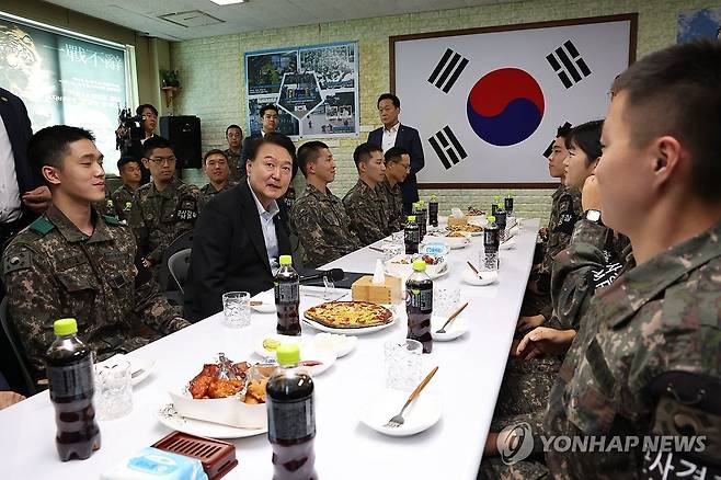 추석 연휴 중 전방부대 장병들 만난 윤석열 대통령 (연천=연합뉴스) 진성철 기자 = 윤석열 대통령이 추석 연휴 중인 1일 경기도 연천군 육군 제25사단의 한 소초에서 전방 부대 장병들을 만나고 있다.  2023.10.1 zjin@yna.co.kr