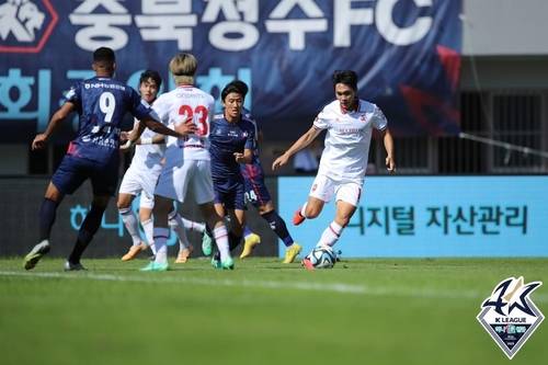 볼경합을 펼치는 부천과 충북청주 선수들 [한국프로축구연맹 제공. 재판매 및 DB 금지]