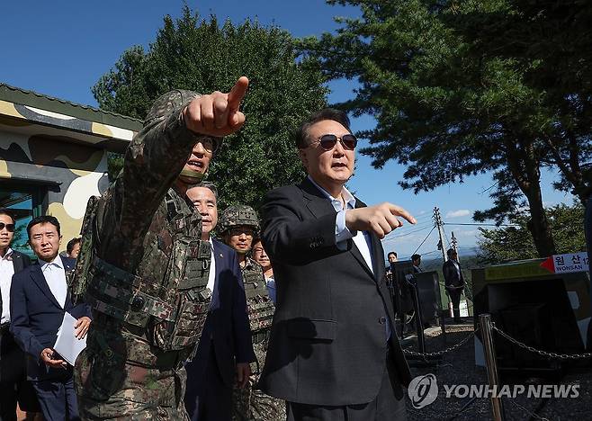 제1땅굴 설명듣는 윤석열 대통령 (연천=연합뉴스) 진성철 기자 = 윤석열 대통령이 국군의날인 1일 경기도 연천군 육군 제25사단 상승전망대를 찾아 최성진 사단장으로부터 25사단이 발견한 제1땅굴에 관한 설명을 듣고 있다.  2023.10.1 zjin@yna.co.kr