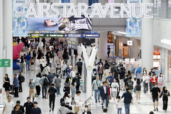 추석 연휴를 앞둔 지난달 27일 인천국제공항 면세 구역이 이용객들로 붐비고 있다. (사진=뉴시스)