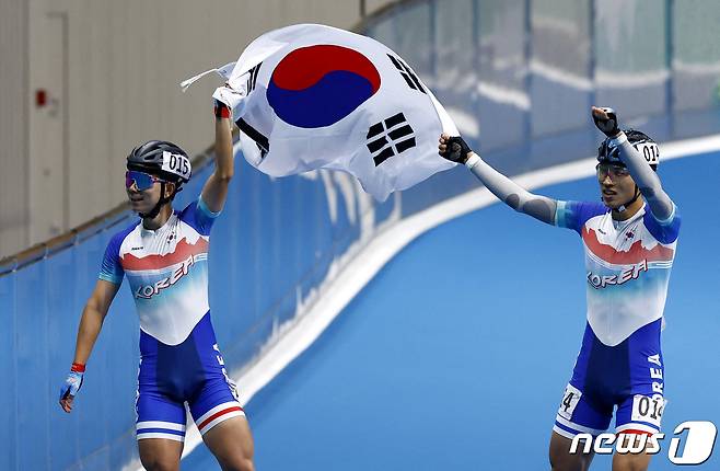 롤러스케이팅 남자 1000m에서 금메달과 은메달을 합작한 최광호(오른쪽)와 정철원. ⓒ 로이터=뉴스1