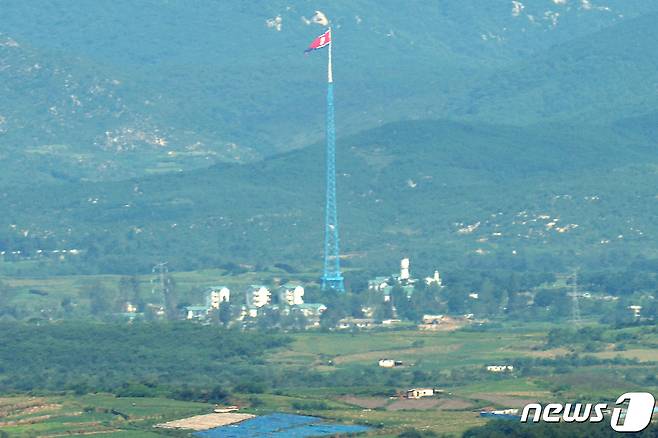 경기도 파주시 오두산 통일전망대에서 바라본 북한 황해북도 개풍군 기정동 마을에서 인공기가 휘날리고 있다. 2023.9.14/뉴스1 ⓒ News1 민경석 기자