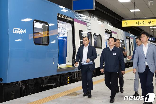 원희룡 국토교통부 장관이 21일 오전 서울 강남구 수서역 SRT 승강장에서 GTX-A 철도 시운전 차량 현장점검을 하고 있다. (국토교통부 제공) 2023.9.21/뉴스1