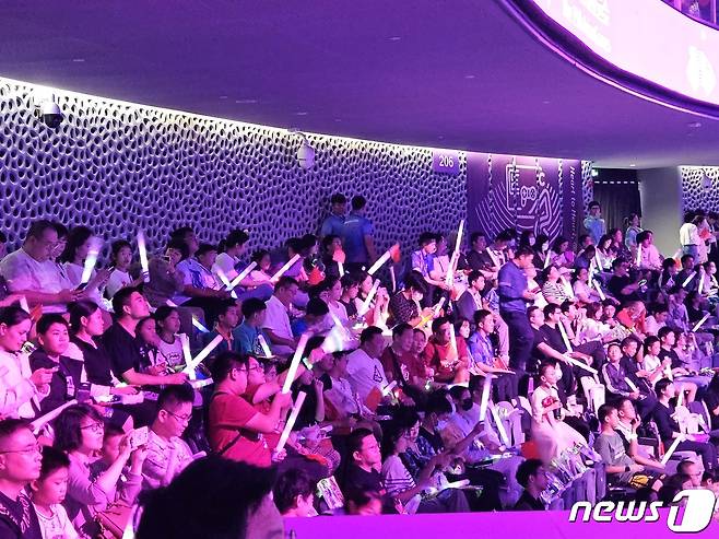 지난달 30일 중국 항저우 e스포츠 경기장에서 개최된 '몽삼국 2' 결승전을 바라보고 있는 관객들의 모습. 이날 현장에는 부모와 자식이 함께 동반해 경기를 바라보는 장면이 두드러졌다. 2023.9.30/ⓒ공동취재단