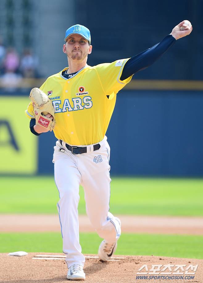 29일 잠실야구장에서 열린 키움과 두산의 경기, 두산 선발투수 브랜든이 역투하고 있다.  잠실=최문영 기자deer@sportschosun.com /2023.10.02/