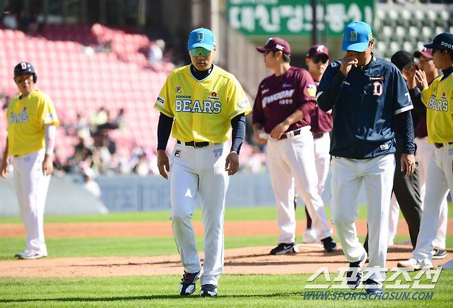 29일 잠실야구장에서 열린 키움과 두산의 경기, 두산 이승엽 감독이 1회말 1사 만루에서 양석환의 타구에 맞은 키움 장재영을 살피고 있다. 잠실=최문영 기자deer@sportschosun.com /2023.10.02/