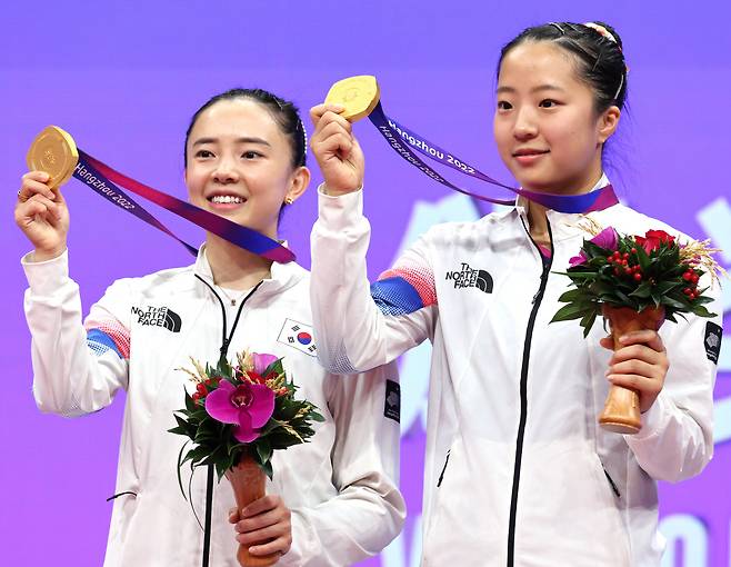 우리가 딴 금메달 입니다! 2일 중국 항저우 궁수 캐널 스포츠파크 체육관에서 열린 19회 항저우 아시안게임 탁구 여자 복식 결승전에서 한국 신유빈-전지희조가 북한 차수영-박수경에 승리, 금메달을 목에 걸었다. 2002년 석은미-이은실조 이후 21년만의 금메달. 석은미 코치는 항저우아시안게임 여자대표팀 코치로 신유빈-전지희조를 이끌며 21년만의 금메달 현장을 함께 했다. 

<저작권자(c) 연합뉴스, 무단 전재-재배포 금지>