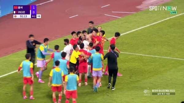 카타르 선수를 팔꿈치로 공격하는 중국 선수. ⓒ스포티비