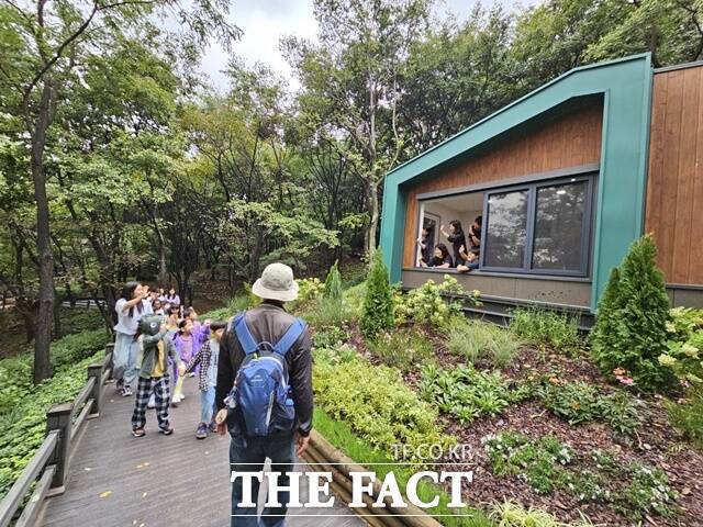 27일 오전 성북구 개운산근린공원 유아숲체험원에 조성된 '엄마아빠 VIP존'에서 아이와 학부모들이 손을 흔들며 인사하고 있다. /성북구