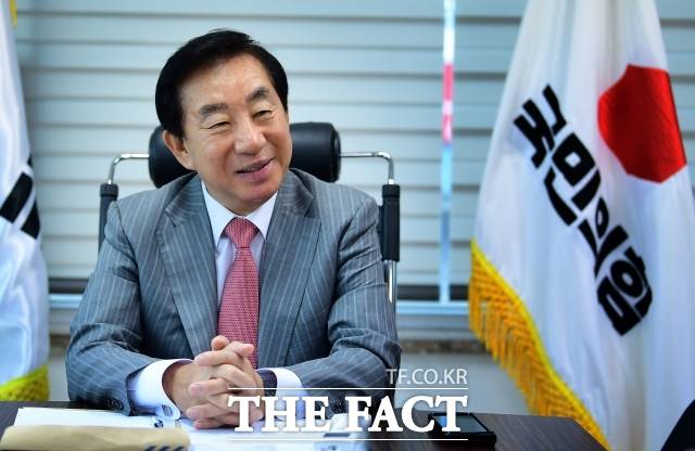 김성태 국민의힘 강서을 당협위원장은 지난달 20일 <더팩트>와의 인터뷰에서 작금의 정치에 대해 정치가, 협치가 사라진 '막장 정치'라고 평가했다. 김 위원장이 이날 오전 서울 강서구 방화동 사무실에서 인터뷰하는 모습. /임영무 기자