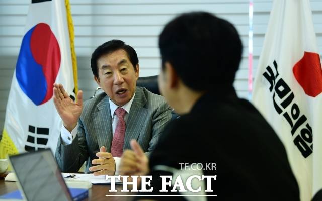 김 위원장은 "정치의 본질인 인간적인 대화와 소통을 통한 여야 관계를 올바르게 정립할 수 있도록 기반을 제대로 마련하지 못한 게 제일 아쉽다"면서 "정치를 실종시킨 국회의원이 무엇을 위해서 국회의원 배지를 달고 있나. 그 배지는 정치를 하라고 국민이 부여한 것이다. 국회의원들이 이를 외면해 여야 갈등의 골이 회복 불능 상태로 가고 있다"고 지적했다. /임영무 기자