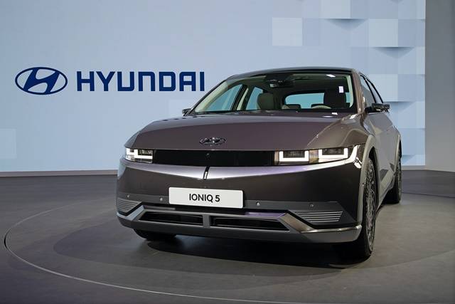 글로벌 자동차 기업들이 내연기관차 단종을 서두르면서 소비자들이 전기차를 언제 구매해야 하는지 갈등하고 있다. 사진은 현대자동차의 전동화 스포츠유틸리티차량(SUV) 아이오닉 5의 모습. /현대자동차